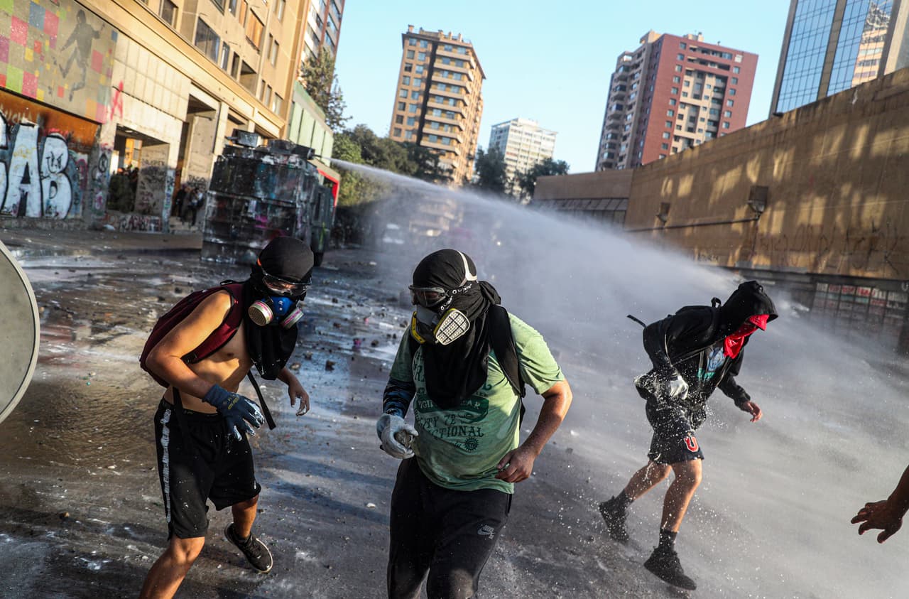 Más de 1,000 menores de edad detenidos en 4 meses de protestas en Chile