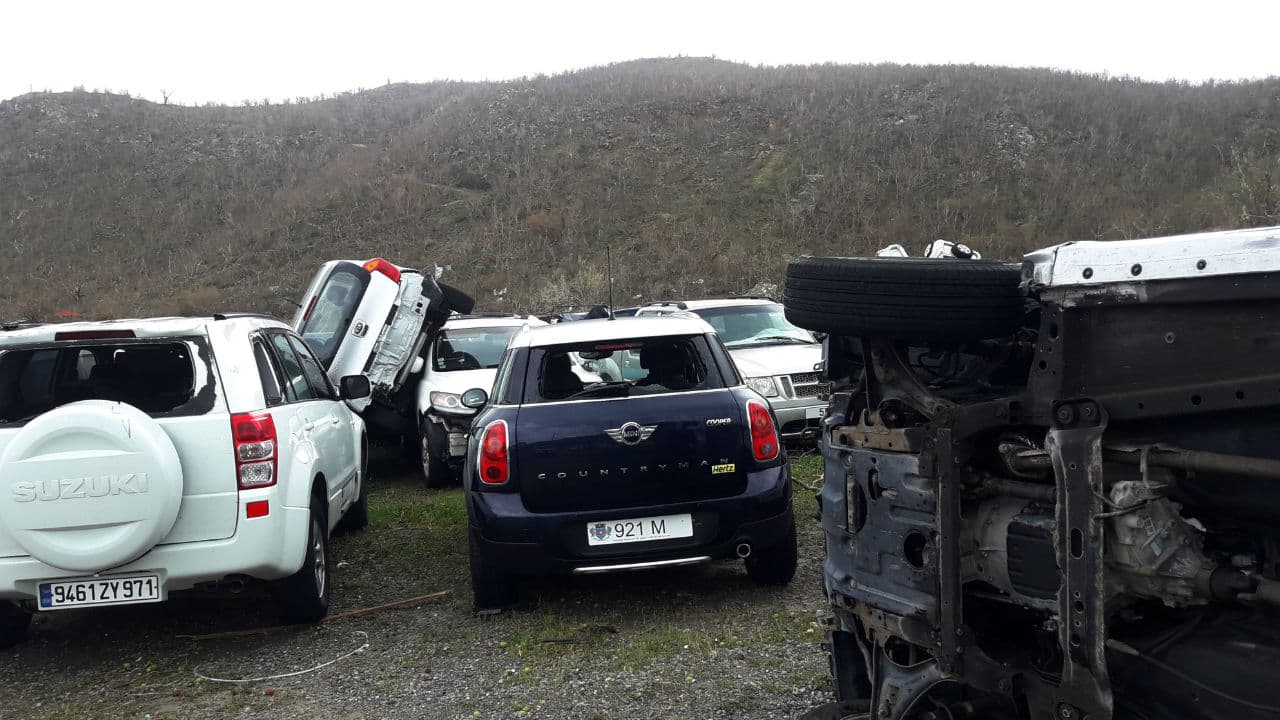 Los autos que
<b>menos mal la pasaron sólo tendrán</b> que reparar parabrisas o medallones.