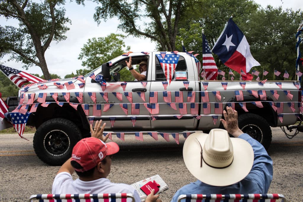 Esta pick up adornada con la bandera estadounidense y también la de Texas.