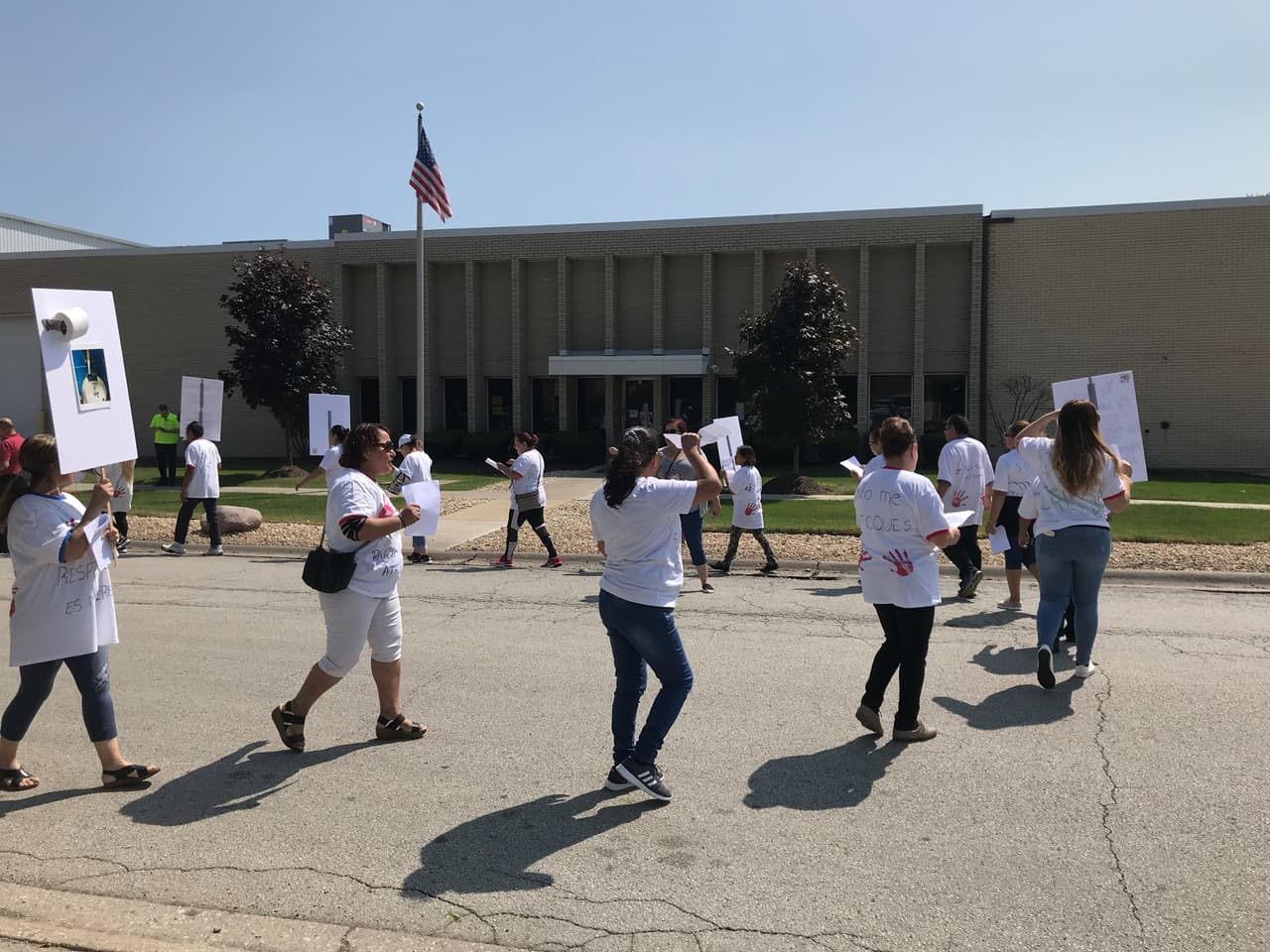 Trabajadoras temporales de Voyant Beauty protestan contra acoso sexual en la fábrica.