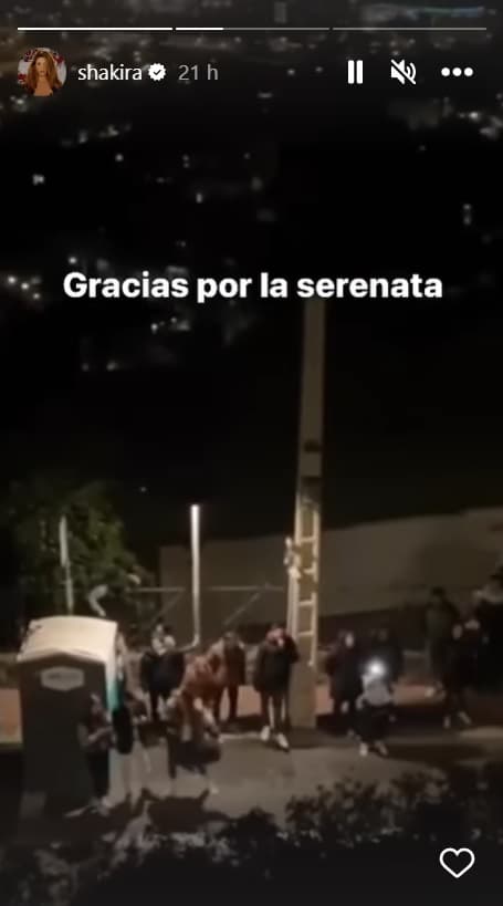 Por su parte, la tarde de ayer Shakira “armó una gran fiesta” para celebrar el éxito de su nueva canción en su residencia, la cual colinda con la de sus 
<a href="https://www.univision.com/famosos/shakira-pique-bruja-casa-exsuegra-fotos">exsuegros, Montserrat Bernabéu y Joan Piqué</a>. 
<br>