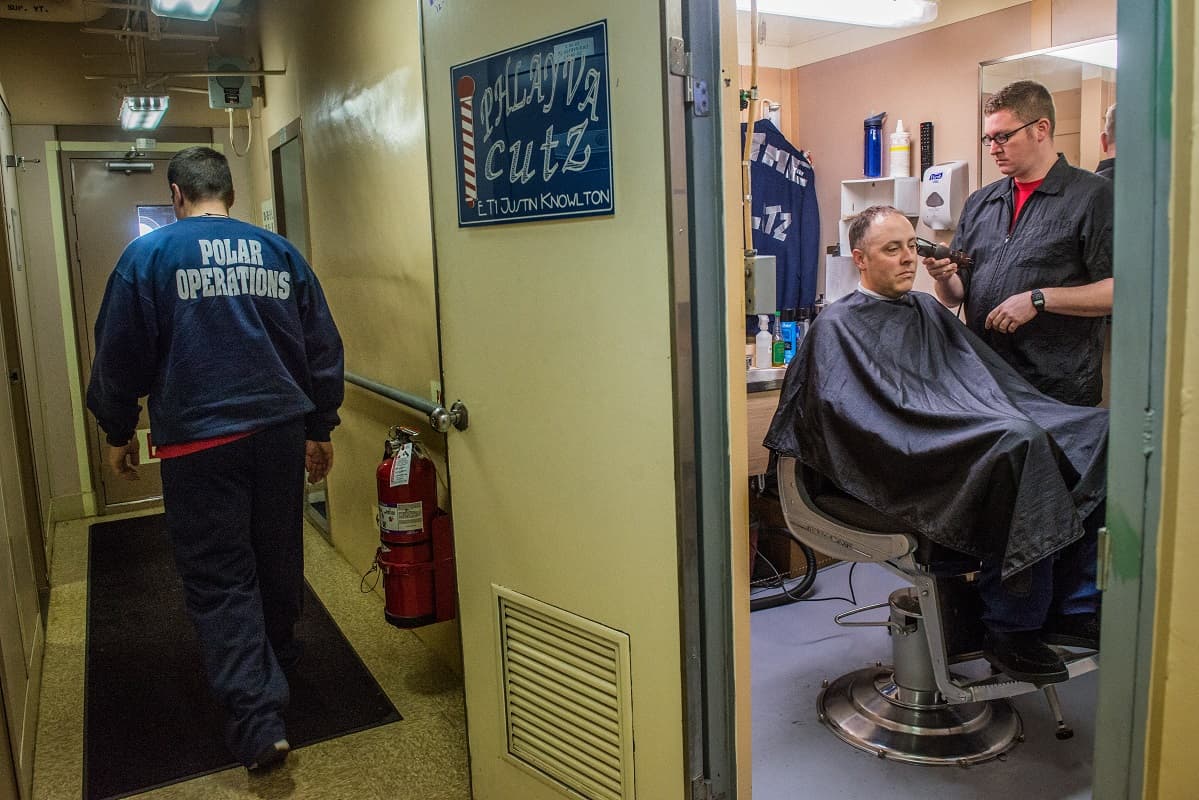 La peluquería es otro de los lugares de distracción para los tripulantes.