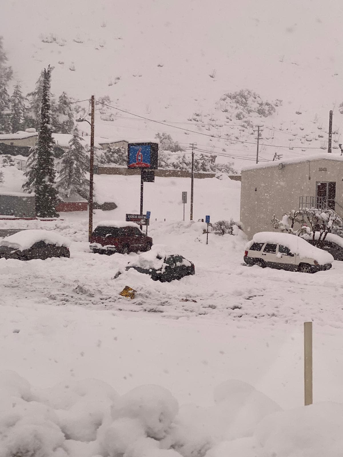 Las autoridades recuerdan a los conductores que deben viajar con provisiones de comida, baterías de celular y abrigos extras, debido a posibles bloqueos de vías lejanas a comunidades o refugios.