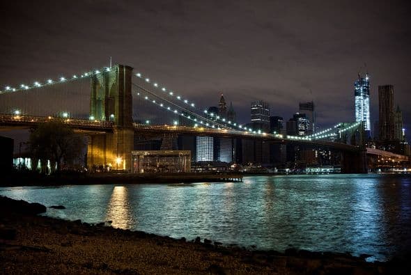 Escenas que parecen salidas de pesadillas apocalípticas representadas en el cine ahora son reales para los neoyorquinos que sufren a oscuras, sin calefacción y aislados las consecuencias de Sandy, una devastación que el alcalde Michael Bloomberg comparó la víspera con la que dejó Katrina en Nueva Orleans en 2005, informó Notimex.