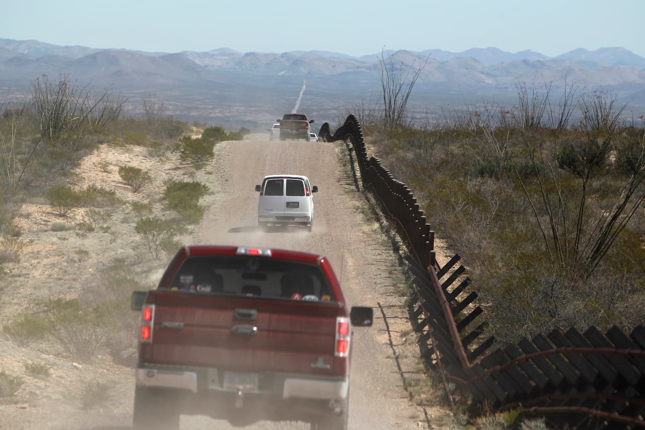 La comitiva con la que Cruz recorrió la frontera