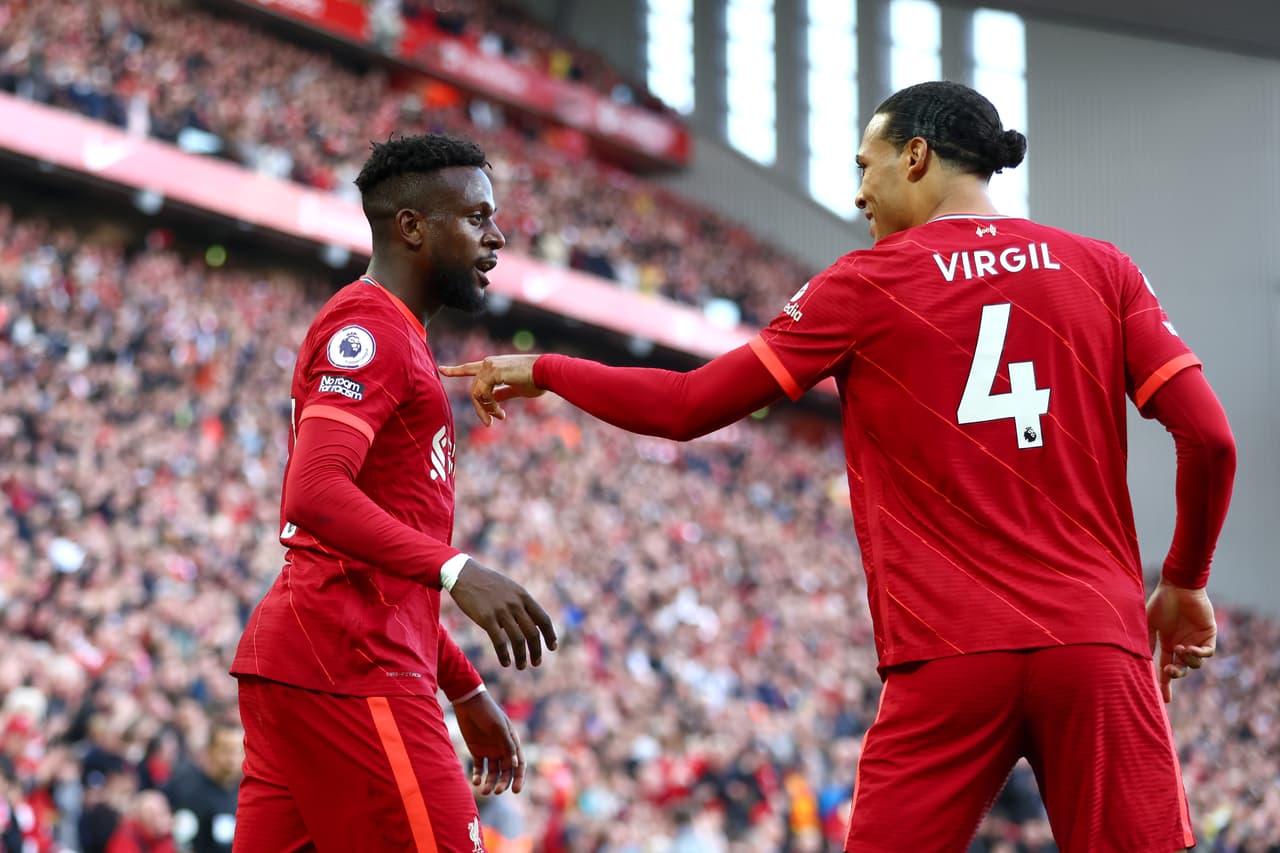 Liverpool derrotó al Everton gracias a los goles de Andrew Robertson y Divock Origi.