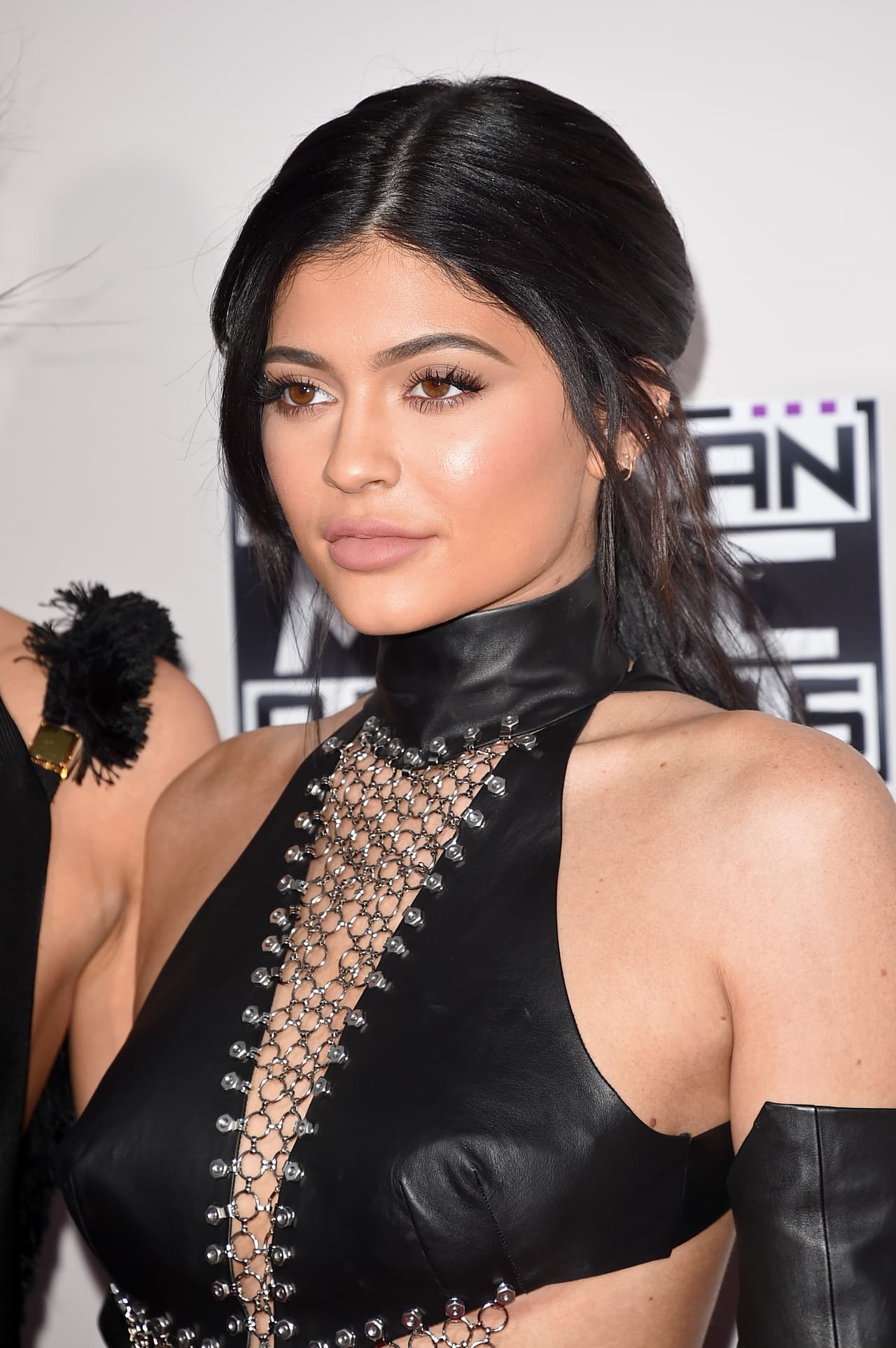 Pero Kylie no estuvo libre de controversia al aparecer en esta alfombra.