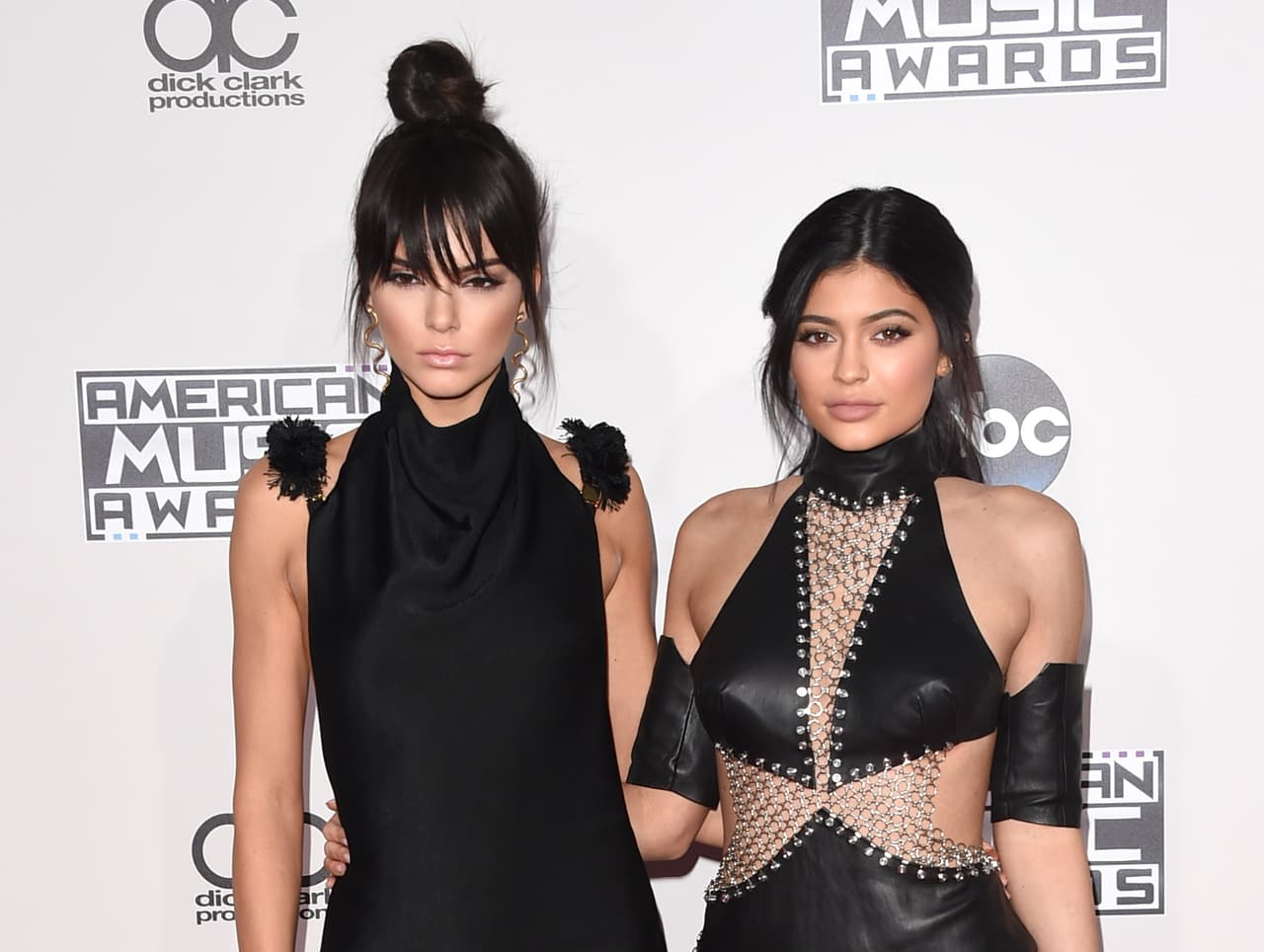 Posó junto a su hermana mayor, Kendall.