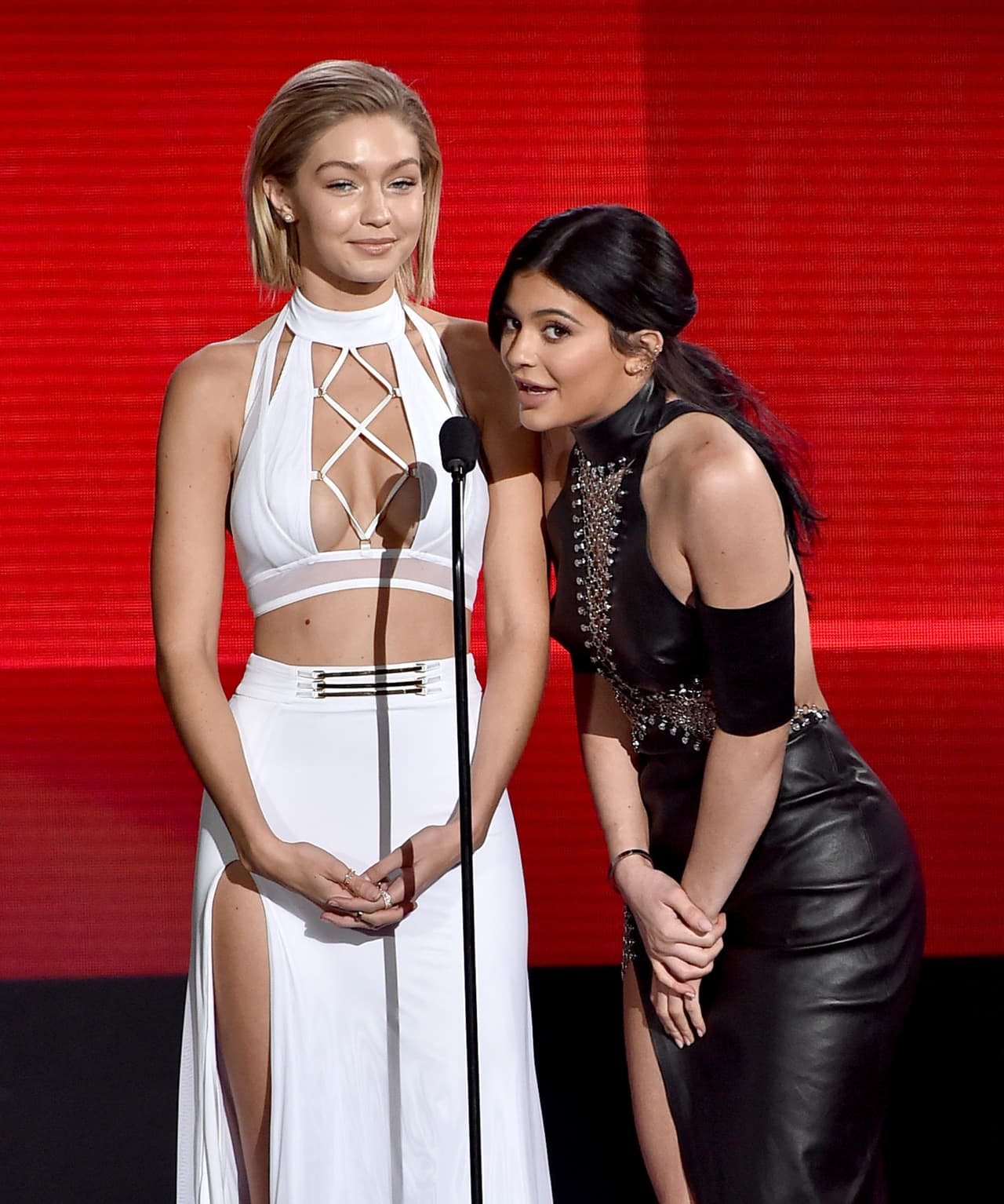 Varios medios aseguran que Tyga brincó de su asiento y no paró de aplaudir la participación de Kylie.