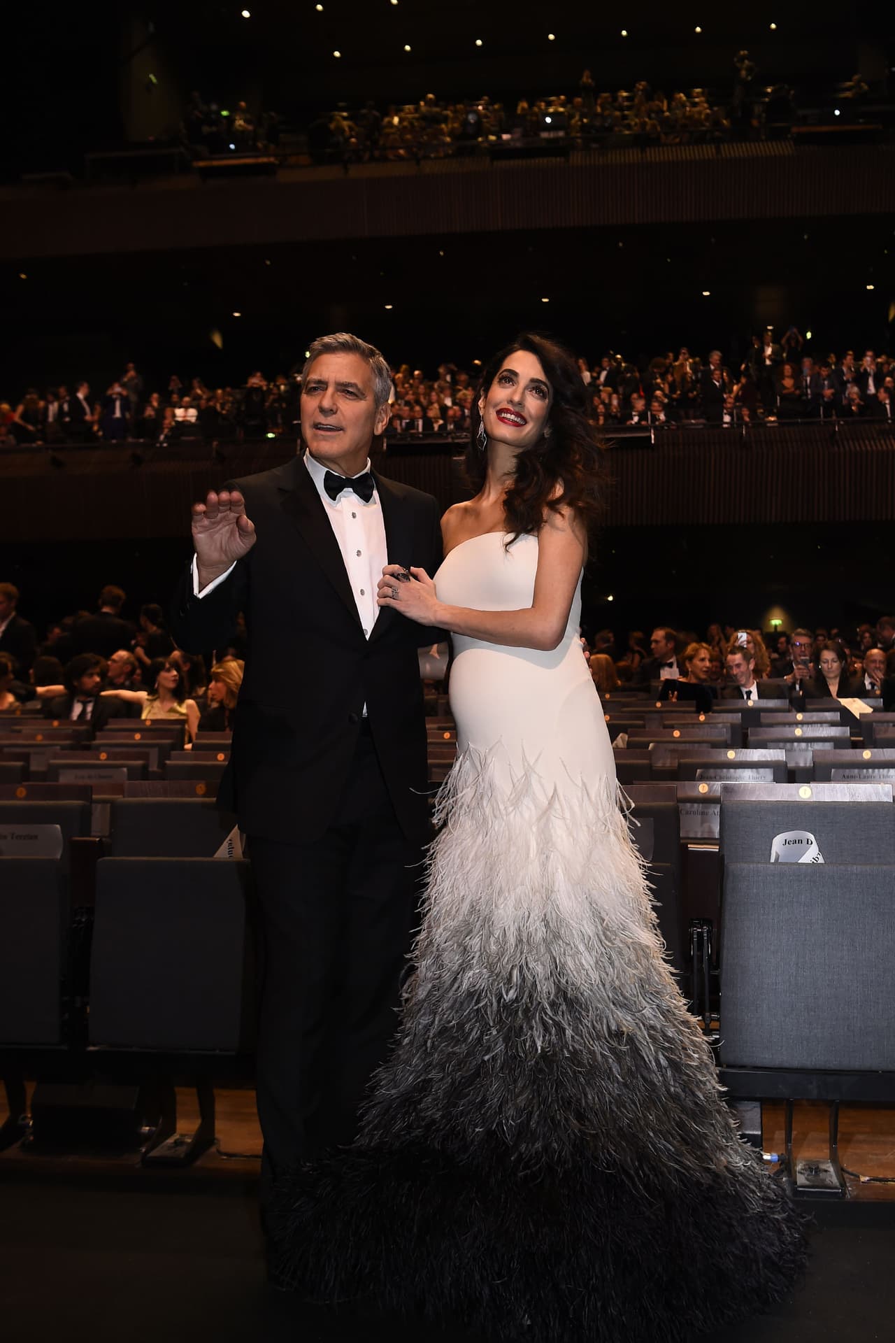George Clooney y su esposa Amal Alamuddin acudieron juntos este viernes a la gala de entrega de los premios César, en París, Francia. Esta es la primera vez que ella presume públicamente su embarazo.