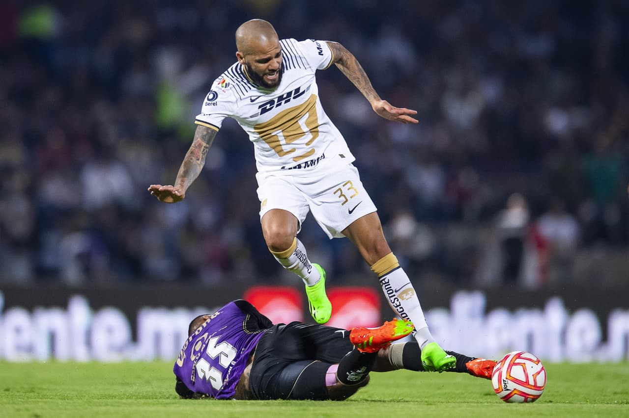 Dani Alves debutó como titular con Pumas en un pletórico estadio Olímpico Universitario en el que apenas pudieron rescatar el empate ante un aguerrido Mazatlán FC gracias a la asistencia del histórico brasileño sobre el final del partido.