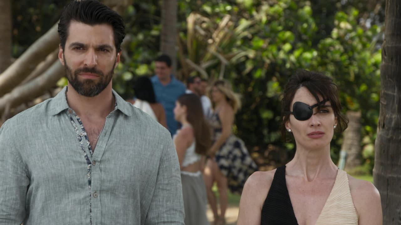 Lo que no pudo evitar Catalina es que Miguel Guzmán, el reportero mejor amigo de Leonora, se enterara por casualidad sobre el cargamento ilegal de diamantes que joyerías Gothier espera de Sierra Leona.