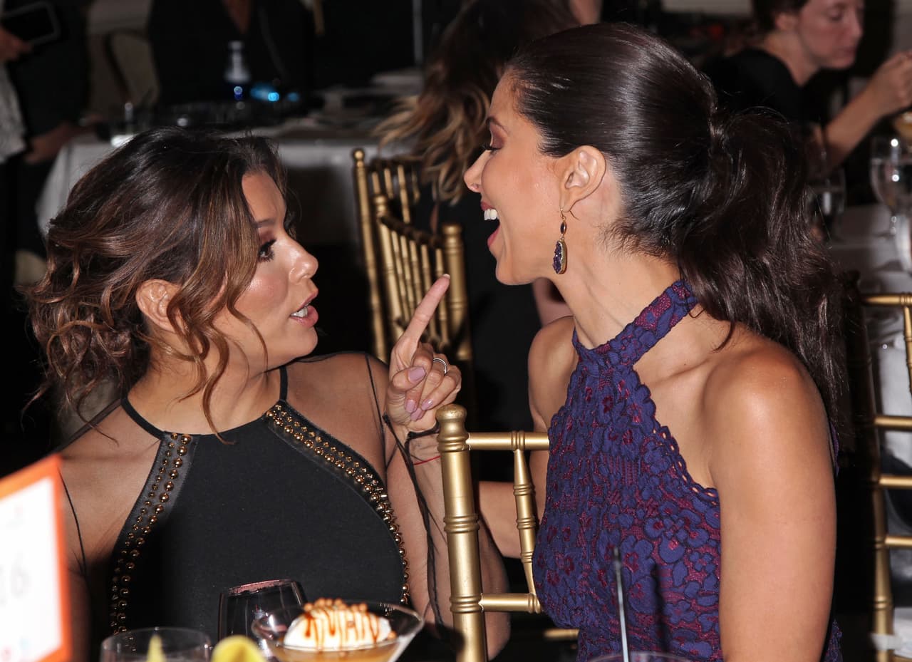 Dentro, Eva y Roselyn estuvieron platicando largo rato.