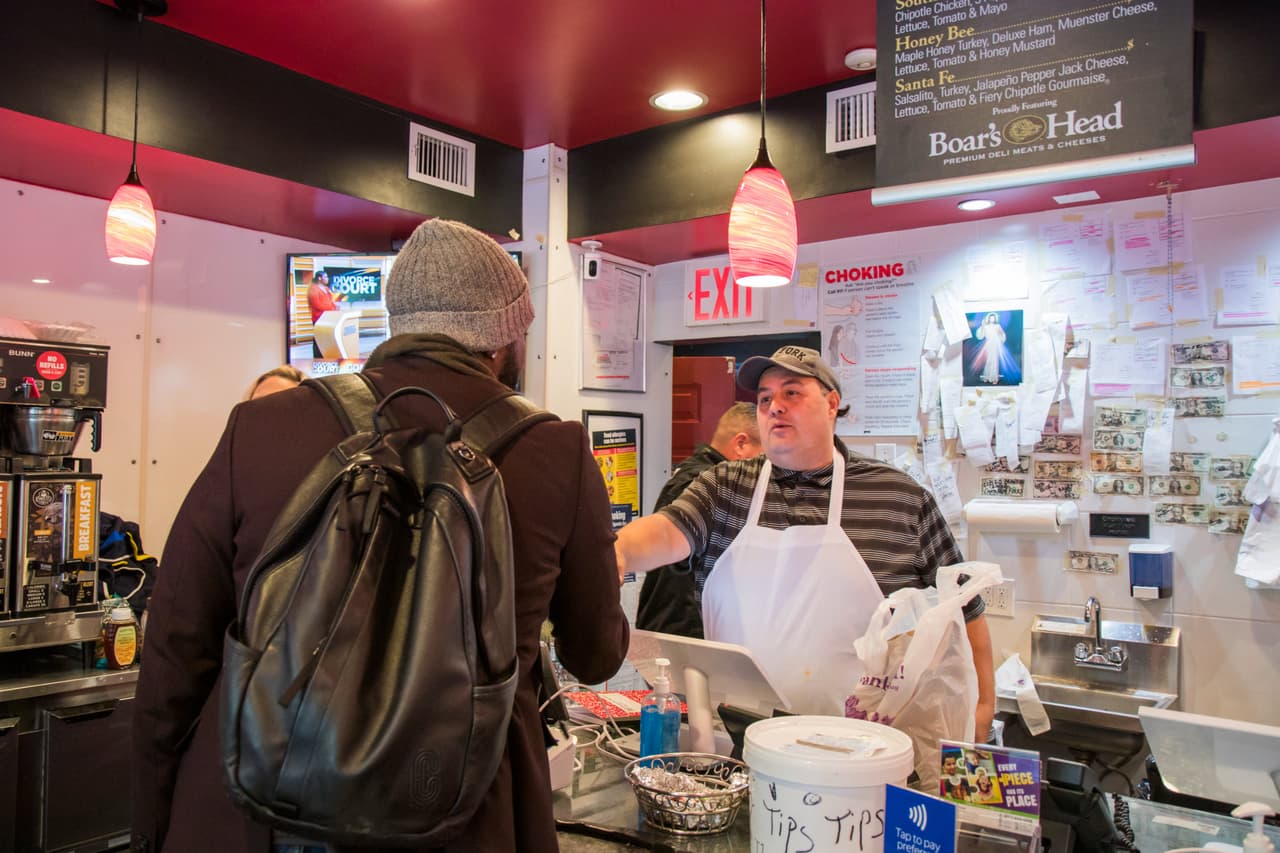 Pizzería que regala comida a inmigrantes en Staten Island recibe reconocimiento