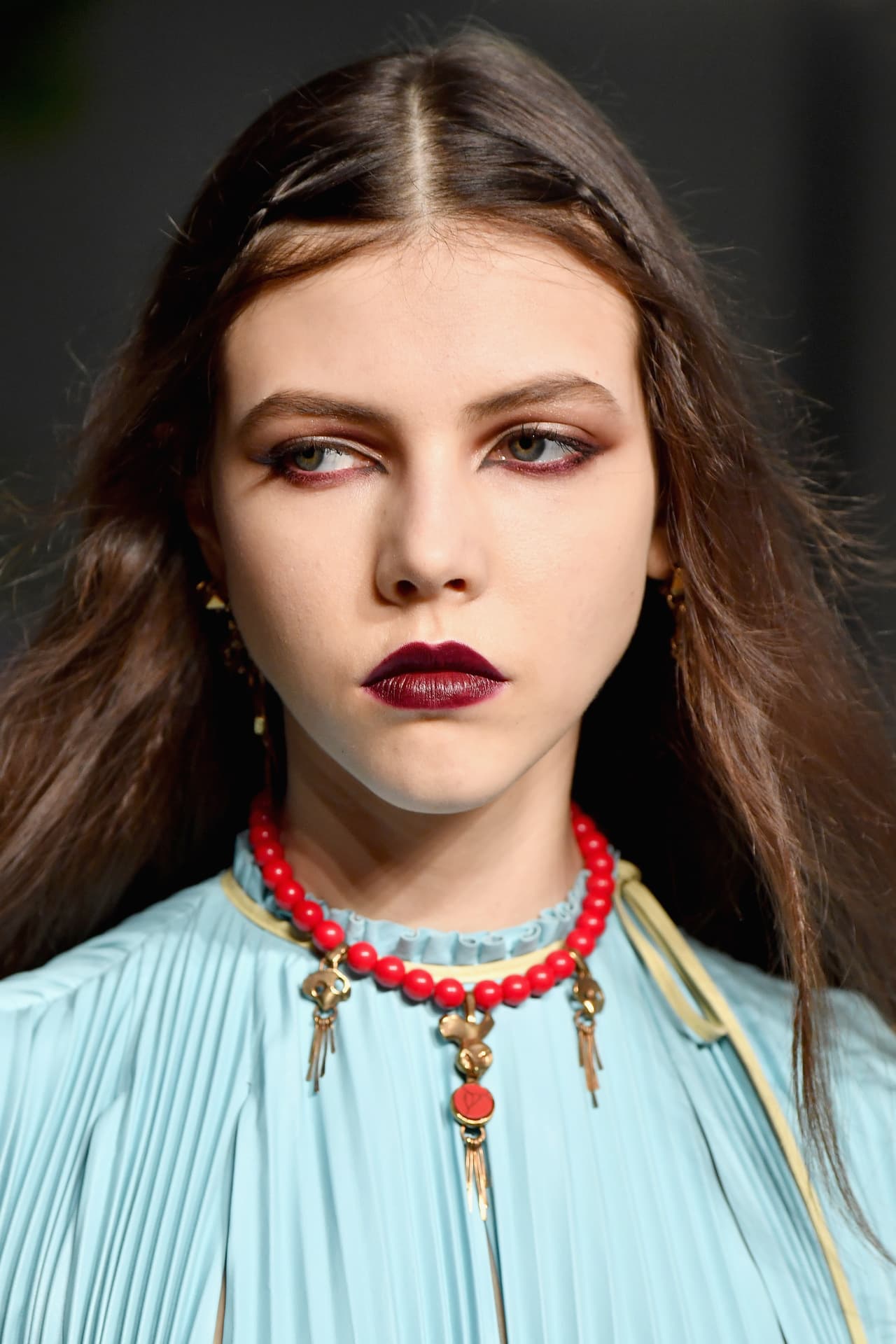 Las modelos de Valentino lo lucieron al máximo con tonos oscuros en la colección Otoño Invierno 2017/2018