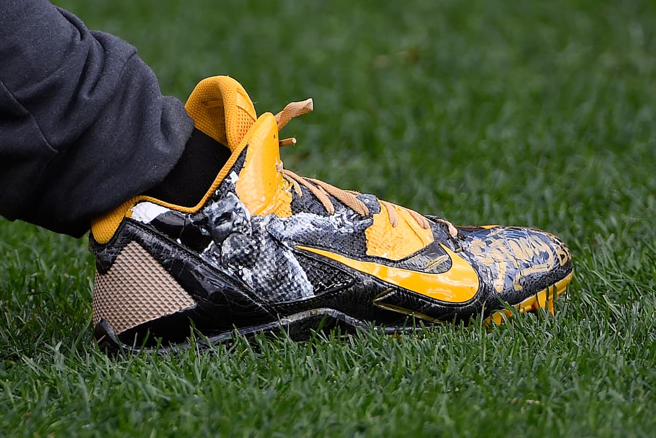 Estos tacos con diseño los utiliza sólo durante el calentamiento del equipo previo a los partidos de la temporada regular.