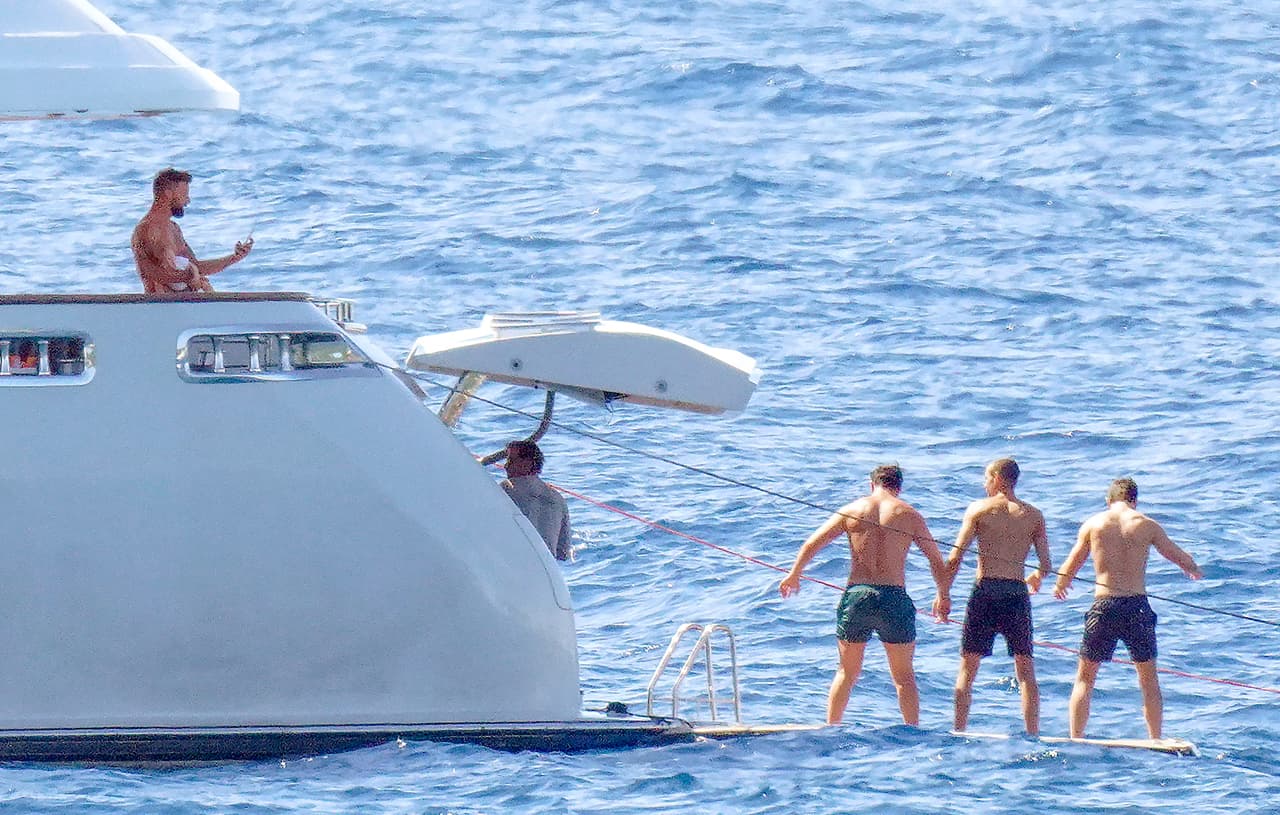 A la travesía también los acompañaron algunos amigos de
<b> <a href="https://www.univision.com/famosos/omg-ricky-martin-presume-a-la-duena-de-sus-sue-nos-y-no-necesita-explicarlo-fotos">Ricky Martin.</a></b>
<br>