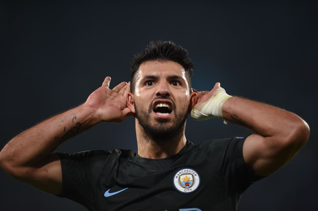 Agüero regala su camiseta del récord goleador en el 'City' a su hijo, nieto de Maradona