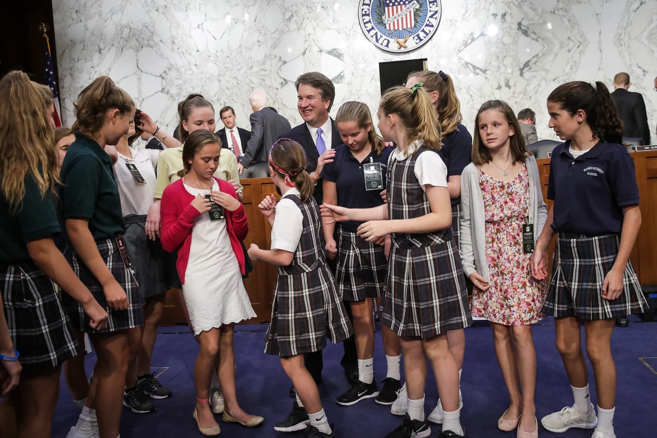 <h3 class="cms-h3-H3">Entrenador de corazón: </h3>Desde que el presidente Trump lo presentó como su candidato al Supremo, Kavanaugh ha hablado en repetidas veces su orgullo por ser el coach del equipo de basquetbol del colegio de sus dos hijas. El jueves varias exjugadoras lo visitaron unas horas en la sala de audiencias.
<br>