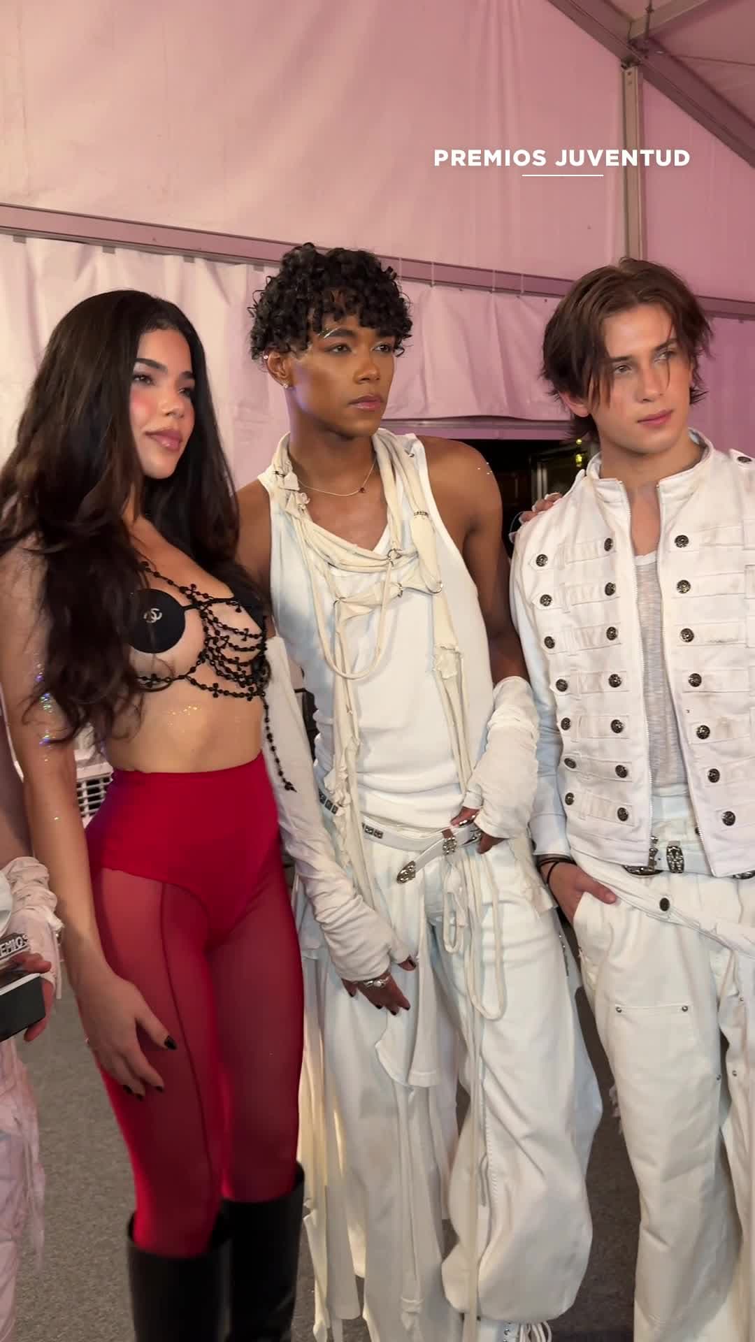 Kenia Os y Santos Bravos se conocen en Premios Juventud ¡choque de estrellas!