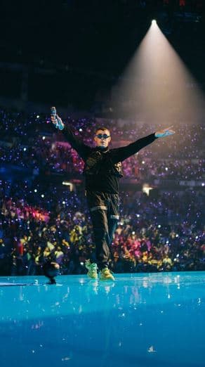 El inicio del tour tuvo como sede el Coliseo de Puerto Rico, ubicado en San Juan. La gira incluye tres presentaciones en su país natal.