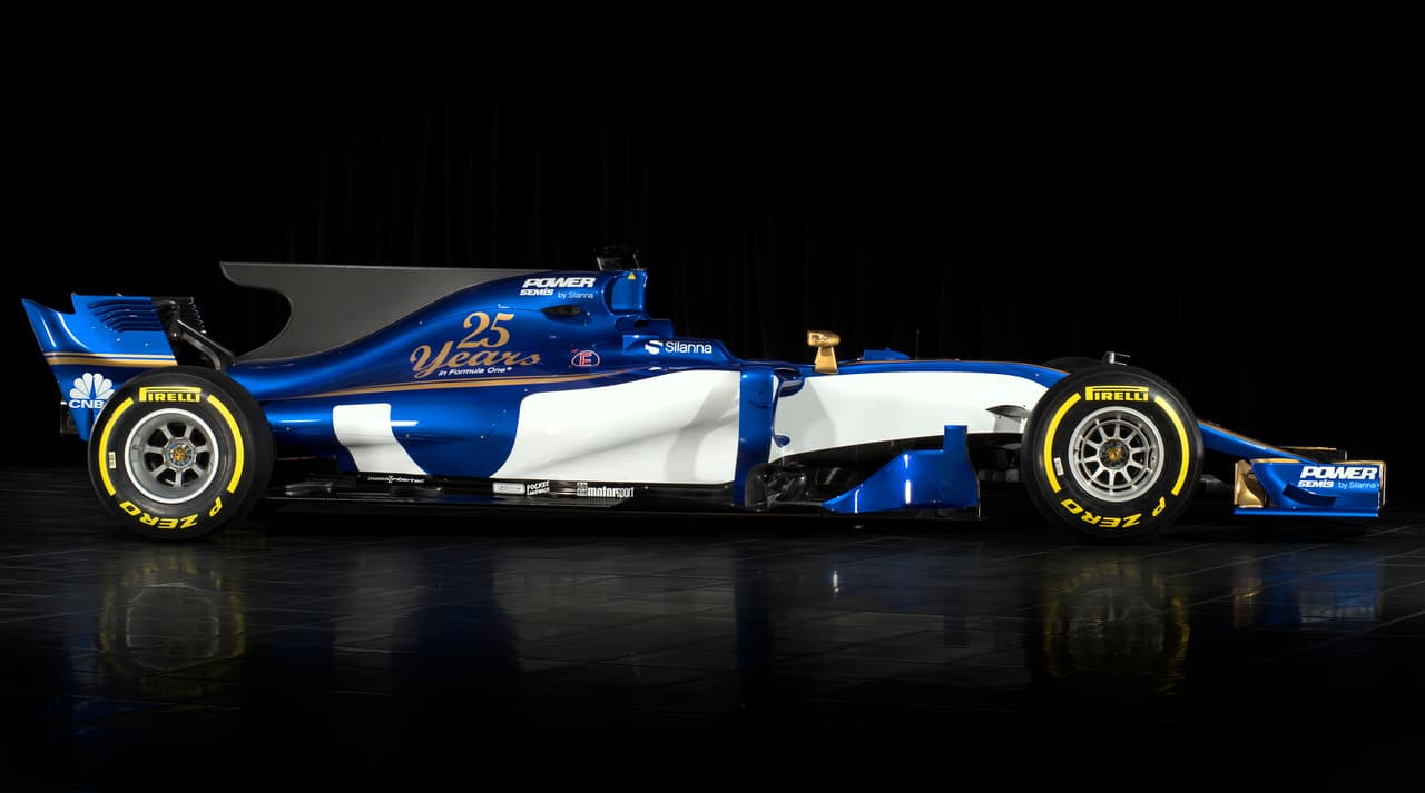 El azul es el color que predomina en la parte superior del C36 de Sauber, el mismo llegó de la mano de los sponsors del brasileño Felipe Nasr, quien pese a salvar la continuidad del equipo en la Fórmula 1 con sus dos puntos sumados en el Gran Premio de su país, quedó fuera de la escudería para este año.