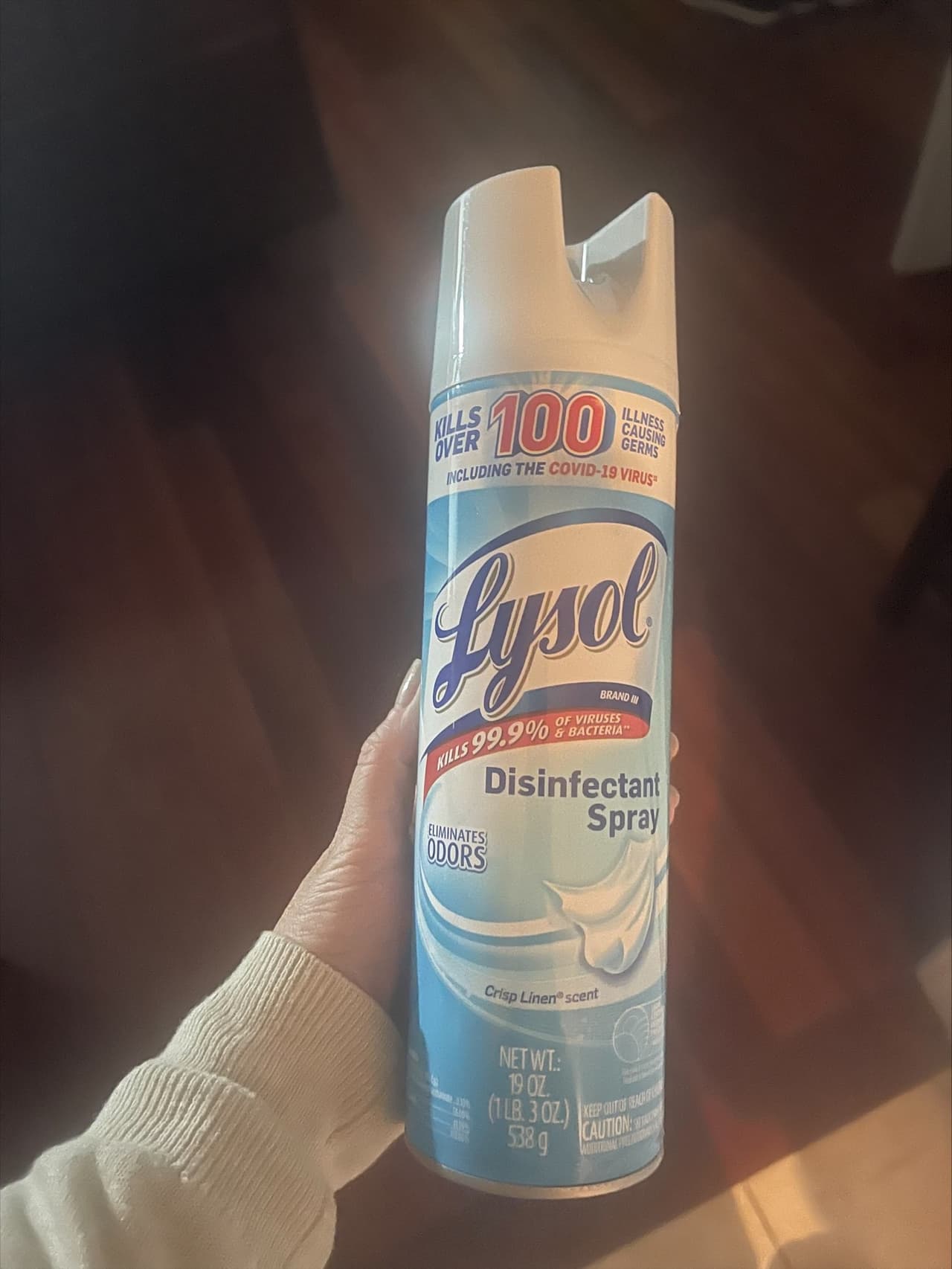 El
<b>quinto objeto</b> que la paciente recomendó fue un aromatizador desinfectante, Lysol, así ella intentó de "mantener limpia la casa". Sin embargo, comunicó que su pareja contrajo el virus. Notó que tuvo que tener cuidado cuidado, pues tras
<b><a href="https://www.univision.com/local/chicago-wgbo/tenemos-la-guardia-muy-baja-aumento-de-contagios-de-coronavirus-en-ninos-y-otro-virus-respiratorio-video">perder el sentido del olor</a></b> estaba consciente de "tener cuidado" por que se "podía intoxicar" sin percatarse.