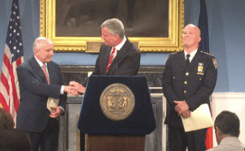 El alcalde De Blasio asegura que las protestas no aceleraron la salida de Bratton del NYPD