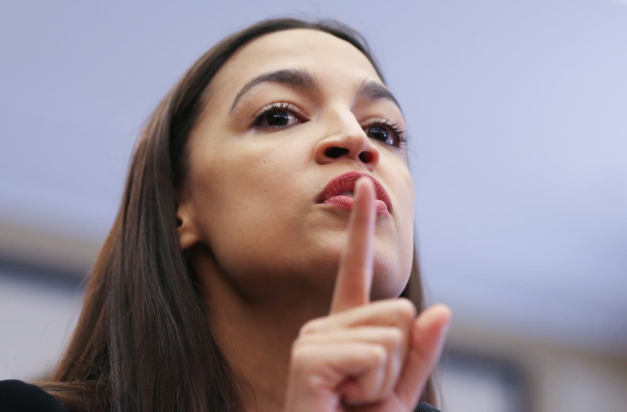 Alexandria Ocasio-Cortez se refiere a Trump como un "hijo de p*@%" durante entrevista con Vanity Fair