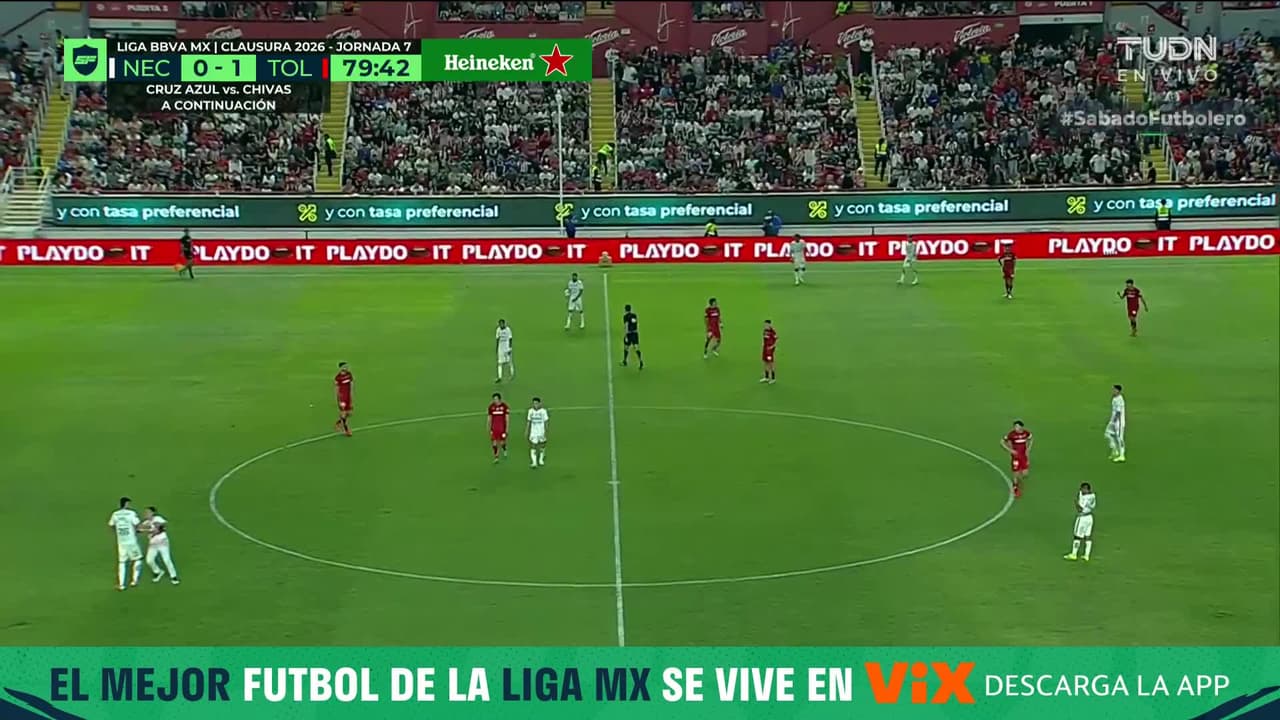 ¡Momento insólito! Un niño invade el campo para abrazar a Emilio Lara