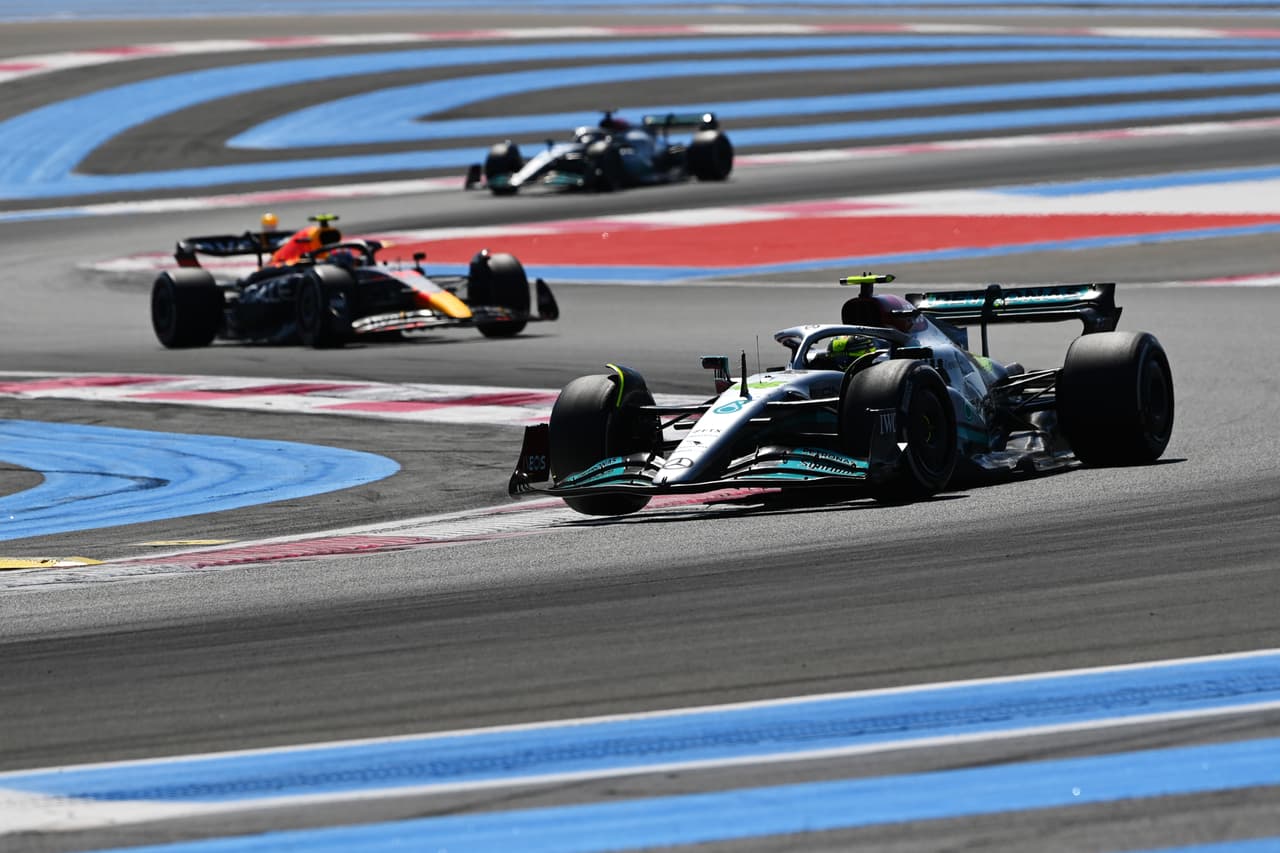 Max Verstappen conquistó el Gran Premio de Francia por delante de Lewis Hamilton y George Russell. Checo Pérez fue cuarto y Charles Leclerc tuvo que abandonar la carrera tras un impactarse con el muro.