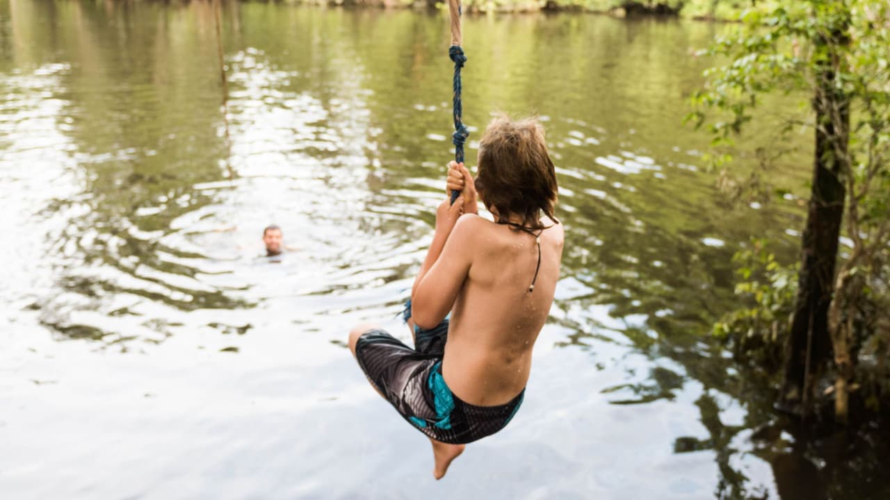 ¿Te has lanzado al río de cuerdas que cuelgan de los árboles? Puedes tener problemas si lo haces