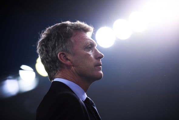 David Moyes salta a la tribuna para disfutar de una botana