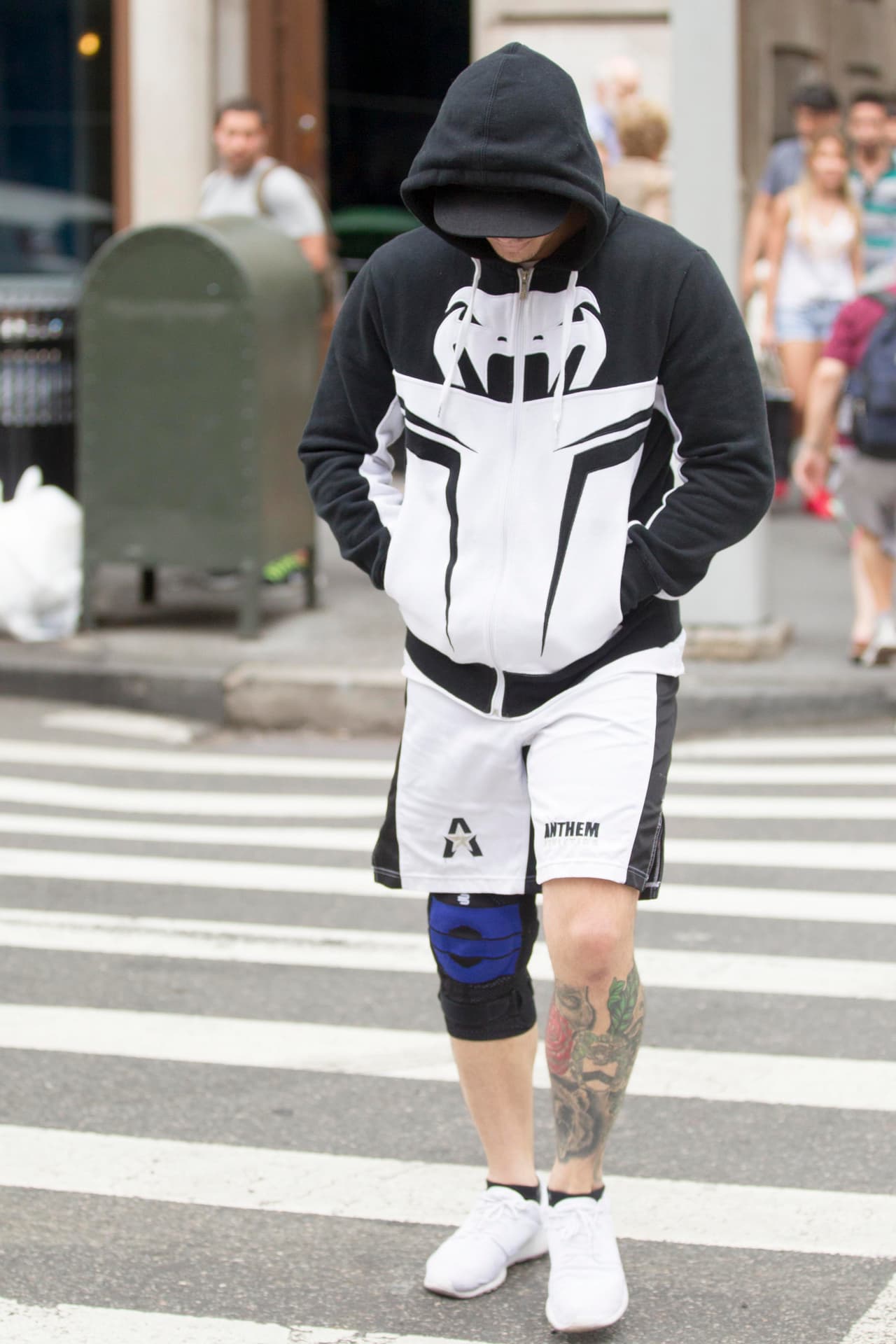 Solo, tratándose de ocultar en el anonimato de su "hoodie", Casper intentaba evadir así las preguntas de los paparazzi.