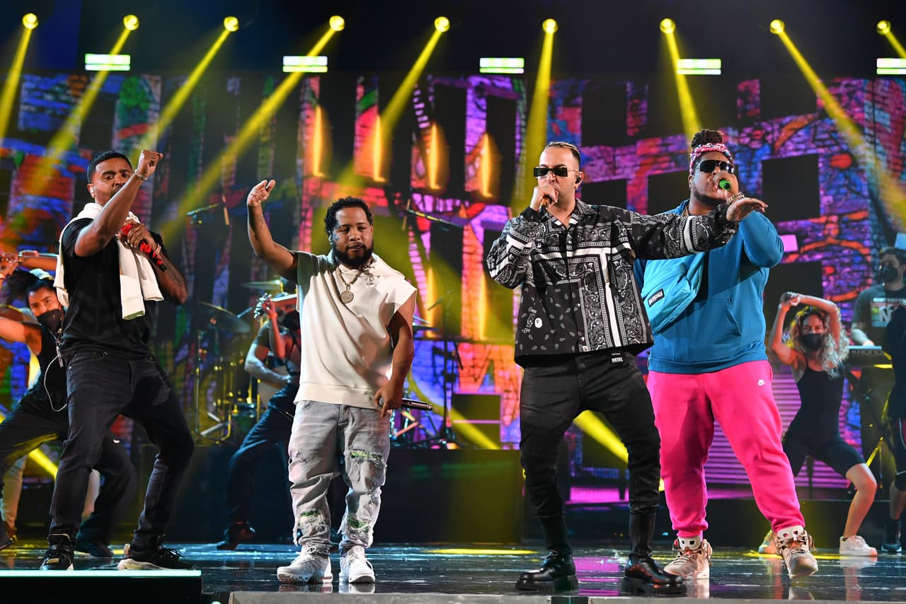 Justin Quiles, 
<b><a href="https://www.univision.com/temas/zion-lennox" target="_blank">Zion y Lennox</a></b> y el rapero dominicano Chimbala también subieron al escenario para ensayar 'Loco', el himno del verano que por primera vez sería entonado en televisión.