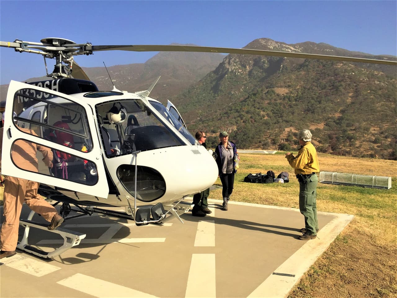 Mary Joanna Gómez baja del helicóptero tras ser rescatada en el Parque Nacional Sequoia.