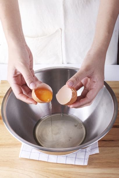 Al elegir, evita las que contengan demasiados químicos agregados. La experta sugirió optar por mascarillas simples de huevo, yogur o henna.