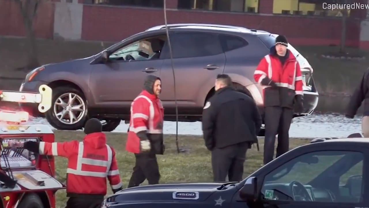 El auto de Brissa Romero, de 17 años, fue sacado del estanque el martes por la tarde.