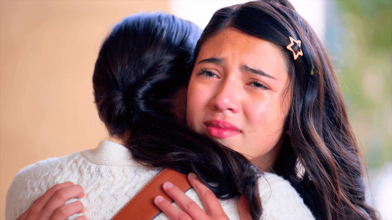 Consuelo calma el dolor de Dany | Tan Cerca De Ti, Nace El Amor | Capítulo 15