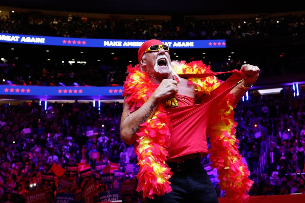 Intentó su característica 
<b>ruptura de camiseta</b>, pero, a sus 71 años, la maniobra no salió como en sus días de gloria. A pesar de ello, 
<b>su energía encendió a la multitud.</b>