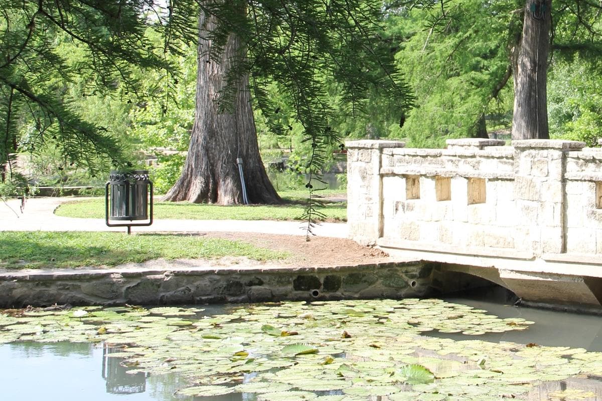 ⛺ 
<h3 class="cms-H3-H3">Brackenridge Park</h3>, 3700 N. St. Mary’s (no incluye el estacionamiento de Avenue B Brackenridge)
<br>
<br>⛺ 
<h3 class="cms-H3-H3">Brackenridge Park</h3>, First Tee, 915 E. Mulberry / A partir del viernes 18 de abril, a las 3:00 pm.
<br>
<br>⛺ 
<h3 class="cms-H3-H3">Brackenridge Park</h3>, Lions Field, 2809 Broadway