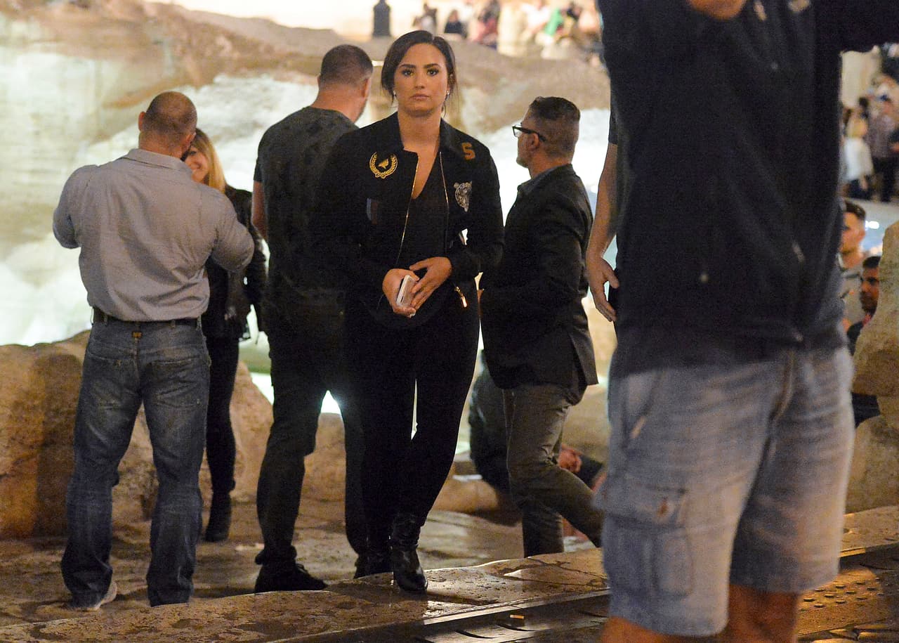 Oops! Fue ahí donde cachó a los paparazzi y puso carita de desagrado.