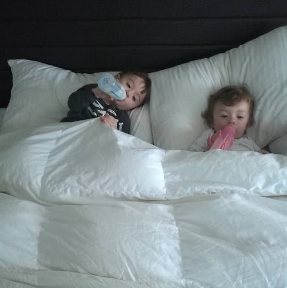 También comento cómo ha cambiado su vida ahora que sus hijos llegaron a esta edad:
<b> </b>“Es una etapa padre, también están en la etapa donde vienen a la cama en la madrugada, uno o el otro, entonces hay que vivirlo todo, son etapas con vivencias y son crecimiento para uno como padre”.