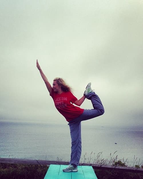 Si querías saber el secretito de Thalía para la belleza y la felicidad, ya los sabes ... mucho yoga.