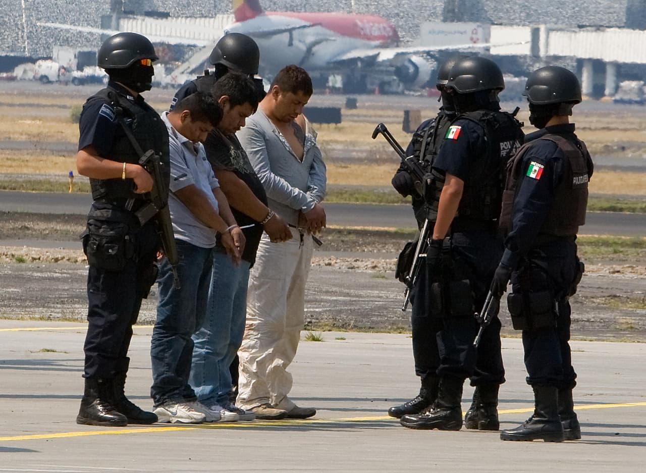 <h3 class="cms-H3-H3">10. Celaya, Guanajuato </h3>
<br>
<b>(151 homicidios dolosos)</b>
<br>
<br>En imagen,
<b>tres presuntos integrantes de una banda de secuestradores que operaba en Celaya, Guanajuato</b> son tomados para ser presentados en conferencia de prensa celebrada en el hangar de la
<a href="https://www.univision.com/temas/policia">Policía </a>Federal Mexicana.