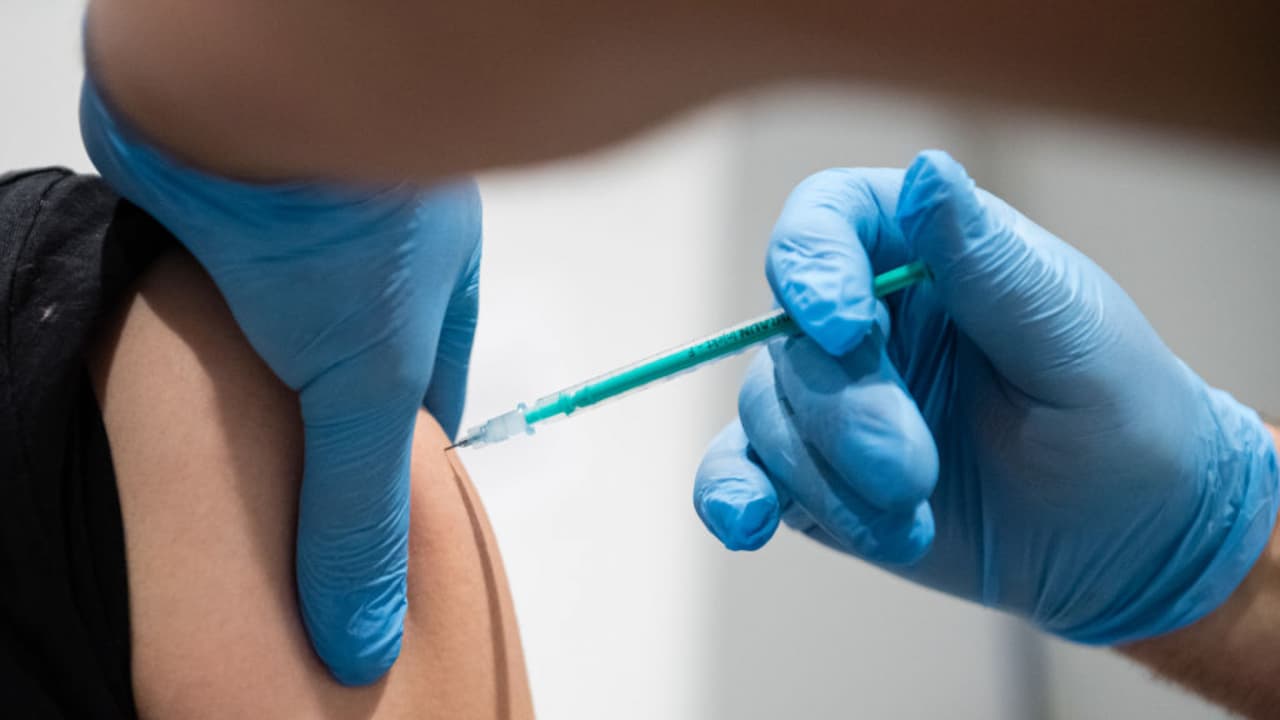 Los Ángeles analiza si se exigirá la vacuna contra el coronavirus a todos los trabajadores de la ciudad