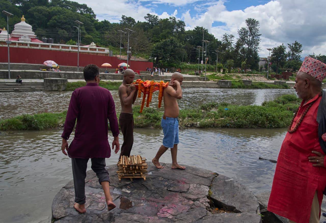 Unos hijos llevan una efigie de Ganesh Nepali, de 42 años —desaparecido tras las repentinas inundaciones—, durante un funeral simbólico a orillas del río Bagmati en Katmandú, Nepal, el jueves 3 de septiembre de 2026.