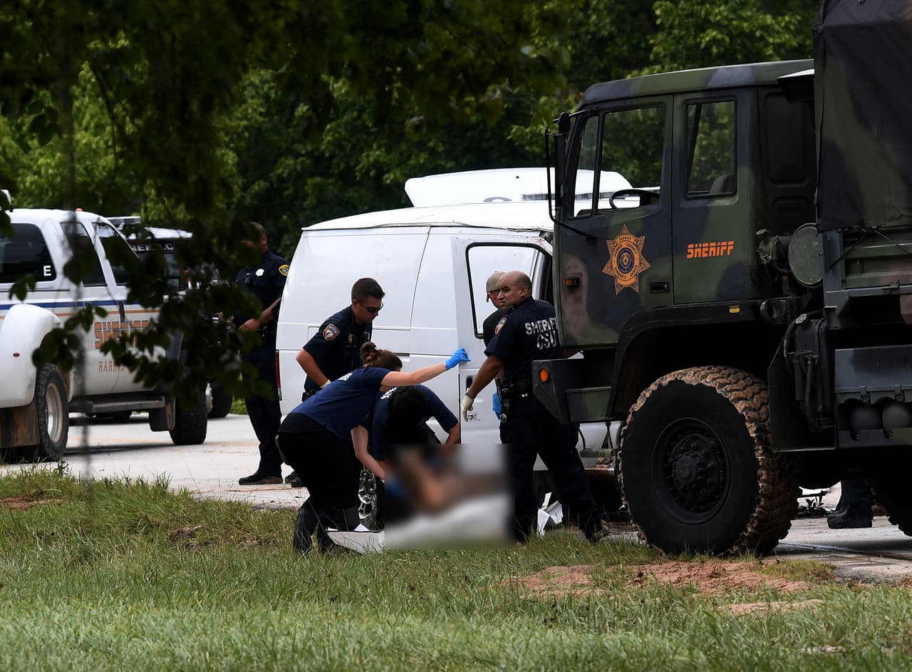 El vehículo, que apareció en una zona sin viviendas y con gran vegetación cercana a un puente, llegó a tener por encima hasta cuatro pies de agua. El sobreviviente narró que justo al pasar ese puente, la corriente arrastró la van hasta quedar sepultada bajo las aguas. Él logró escapar por una ventana, pero sus familiares no tuvieron ninguna oportunidad de salir.
