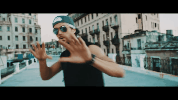 Enrique Iglesias (ft. Descemer Bueno & Zion y Lennox) - "Súbeme la radio"