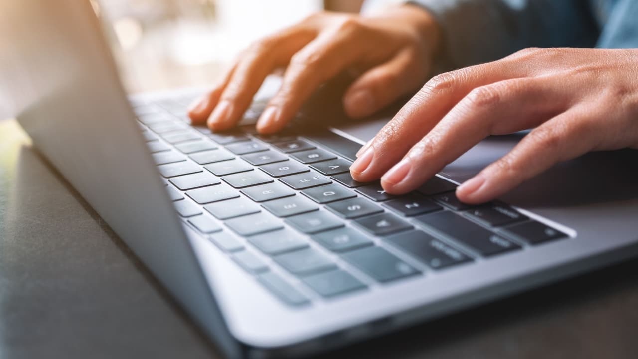 <h3 class="cms-H3-H3">Errores comunes que conviene evitar 🚨</h3>
<b>👉🏻 Dejarlo para el final: </b>el sitio suele saturarse los últimos días.
<br>
<b>👉🏻 No actualizar los ingresos:</b> podrías perder ayudas o deber dinero al declarar impuestos.
<br>
<b>👉🏻 Ignorar la red médica:</b> revisa que tus doctores y medicamentos estén cubiertos.
<br>
<b>👉🏻 No enviar documentos pendientes:</b> si no verificas tu información a tiempo, tu plan puede cancelarse.